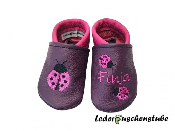 Lederpuschen pflaume-pink mit Namen pink große und kleine Marienkäfer pink-schwarz gestickt